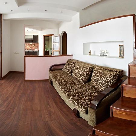 Babylon Apartment On Bukovinskaya Street รีฟเน ภายนอก รูปภาพ