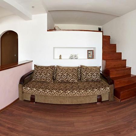 Babylon Apartment On Bukovinskaya Street รีฟเน ภายนอก รูปภาพ
