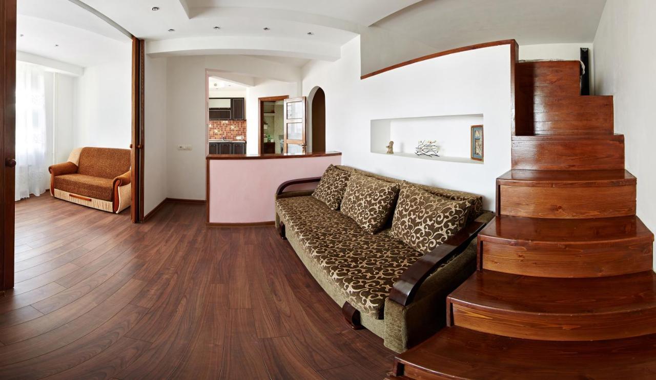 Babylon Apartment On Bukovinskaya Street รีฟเน ภายนอก รูปภาพ