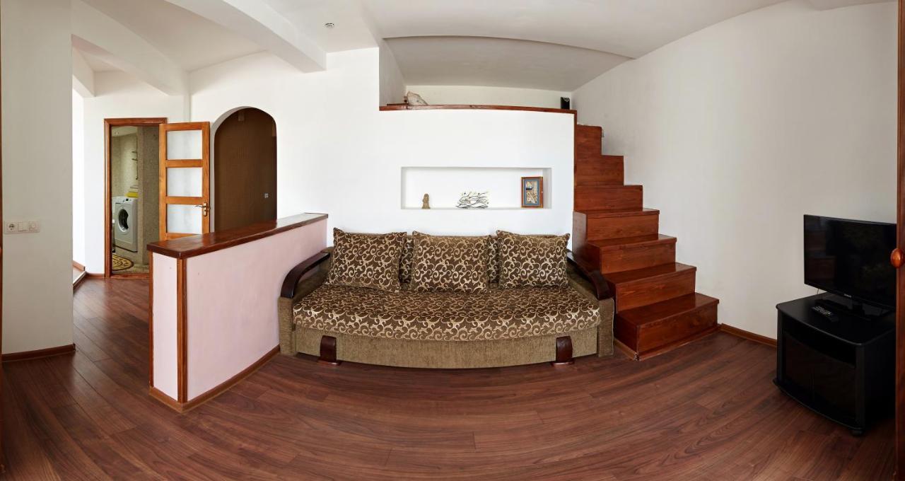 Babylon Apartment On Bukovinskaya Street รีฟเน ภายนอก รูปภาพ