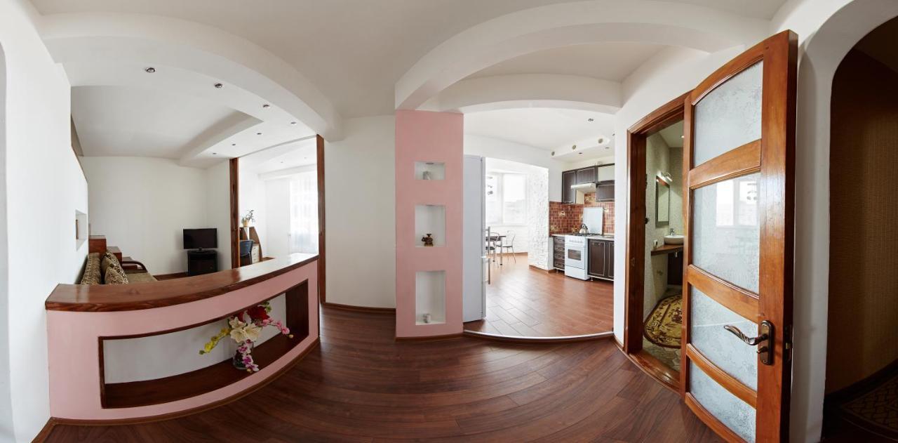 Babylon Apartment On Bukovinskaya Street รีฟเน ภายนอก รูปภาพ